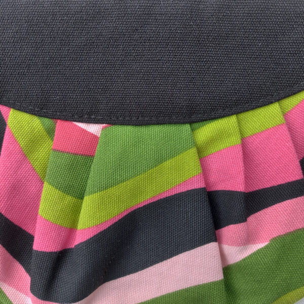 Pochette colorée noir, vert, rose et blanc avec poignée de transport - Image 5