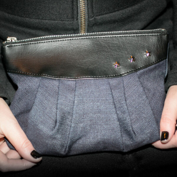 Pochette jeans et cuirette noir avec rivets étoiles bronze - Image 2