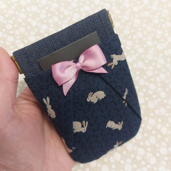 Porte-cartes motif lapins - Fermoir à cliquet rétro et noeud rose - Image 3