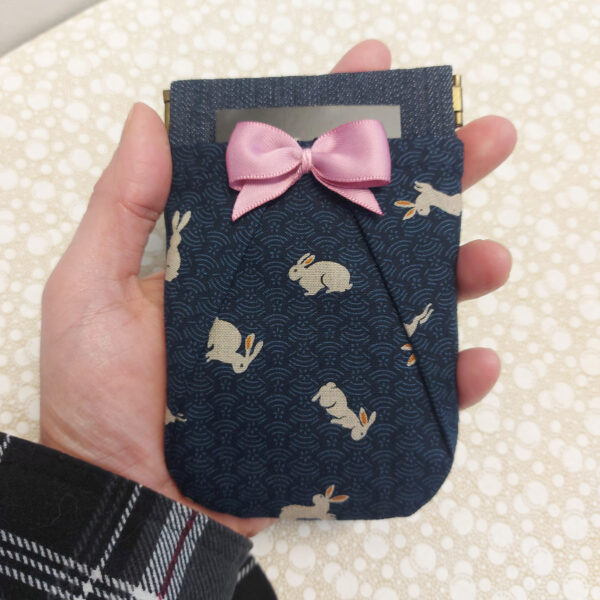 Porte-cartes motif lapins - Fermoir à cliquet rétro et noeud rose - Image 2