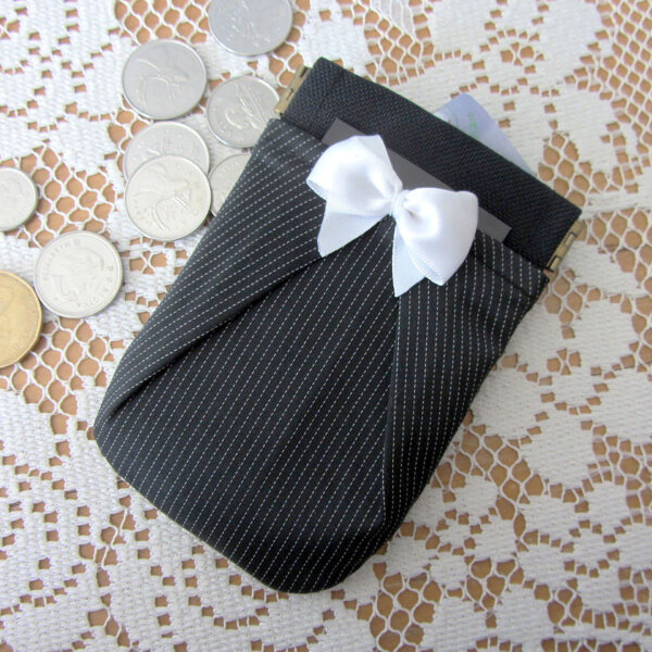 porte-cartes retro en satin noir et blanc avec noeud et fermoir à cliquet