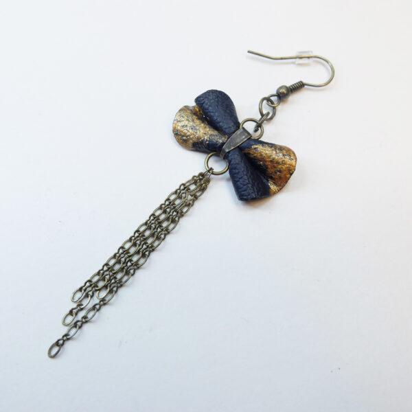 Boucle d'oreille en cuir marine et bronze peint à la main - Image 10