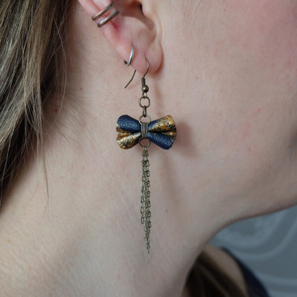 Boucle d'oreille en cuir marine et bronze peint à la main - Image 3