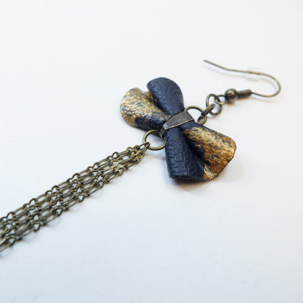 Boucle d'oreille en cuir marine et bronze peint à la main - Image 9