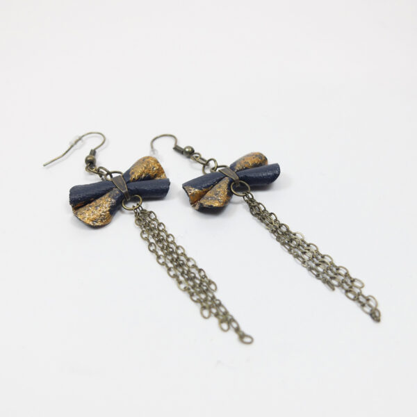 Boucle d'oreille en cuir marine et bronze peint à la main - Image 8