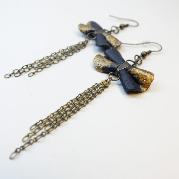 Boucle d'oreille en cuir marine et bronze peint à la main - Image 7