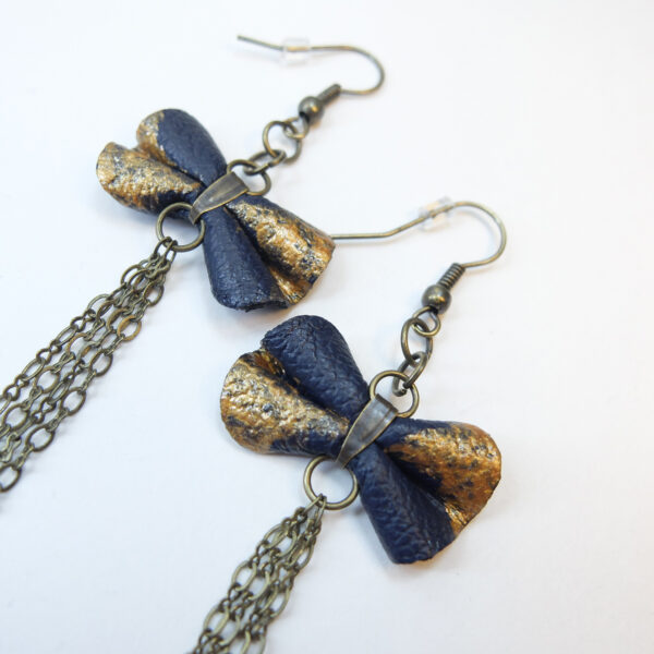 Boucle d'oreille en cuir marine et bronze peint à la main - Image 6