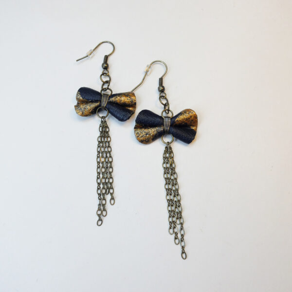 Boucle d'oreille en cuir marine et bronze peint à la main - Image 5