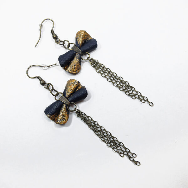 Boucle d'oreille en cuir marine et bronze peint à la main - Image 4
