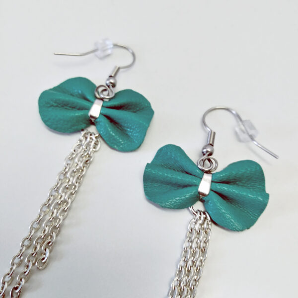 Boucle d'oreille avec noeud en cuir recyclé turquoise - Image 6