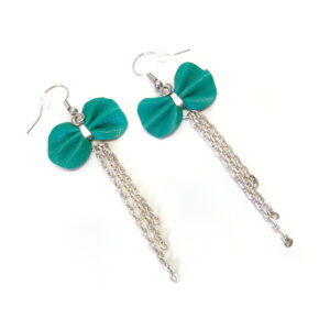 Boucle d'oreille avec noeud en cuir surcyclé turquoise