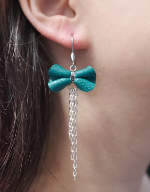 Boucle d'oreille avec noeud en cuir recyclé turquoise - Image 5