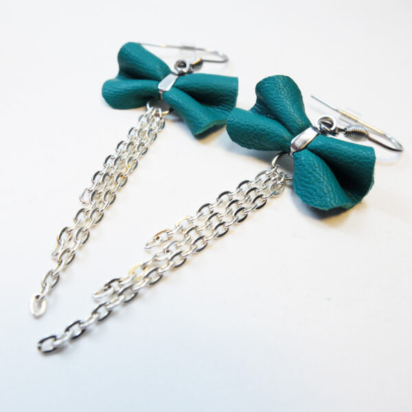 Boucle d'oreille avec noeud en cuir recyclé turquoise - Image 4