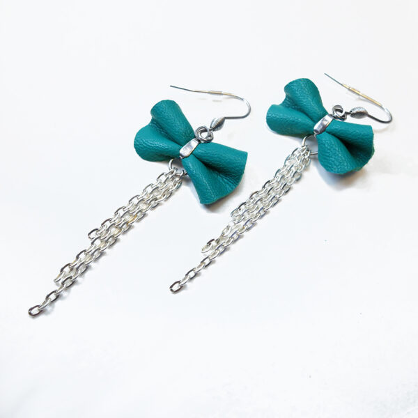 Boucle d'oreille avec noeud en cuir recyclé turquoise - Image 3