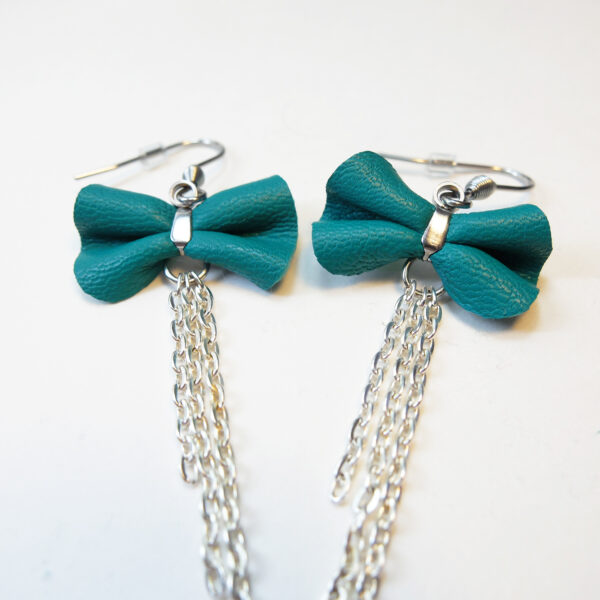 Boucle d'oreille avec noeud en cuir recyclé turquoise - Image 2