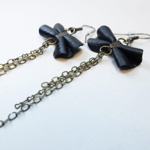 Boucle d'oreille en cuir recyclé noir et chaîne bronze - Image 8