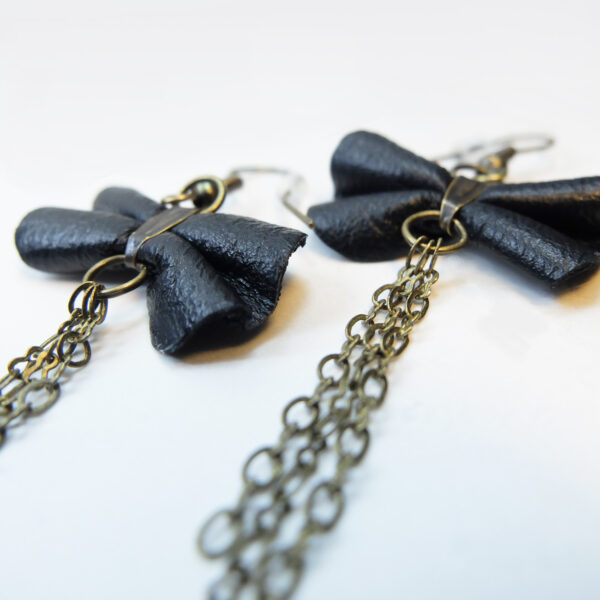 Boucle d'oreille en cuir recyclé noir et chaîne bronze - Image 11
