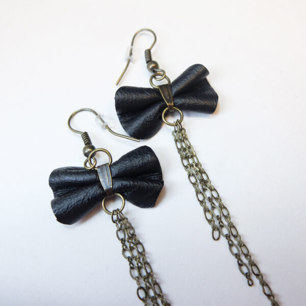 Boucle d'oreille en cuir recyclé noir et chaîne bronze - Image 10
