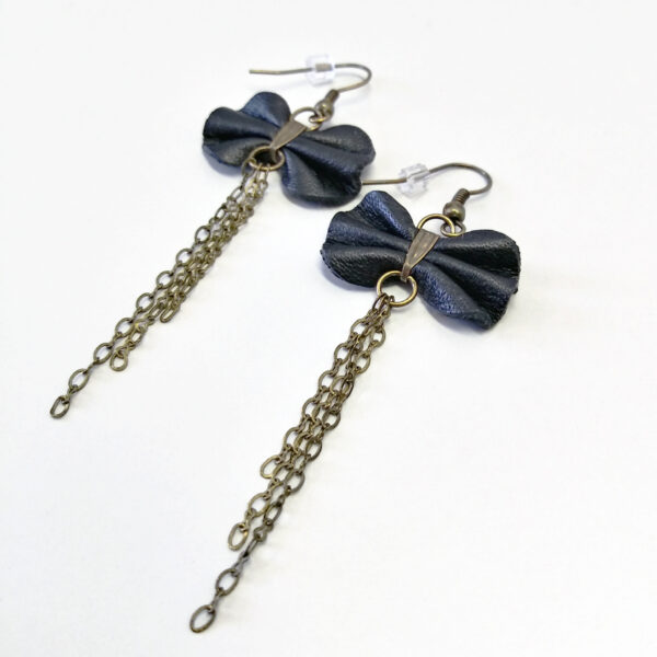 Boucle d'oreille en cuir recyclé noir et chaîne bronze - Image 3