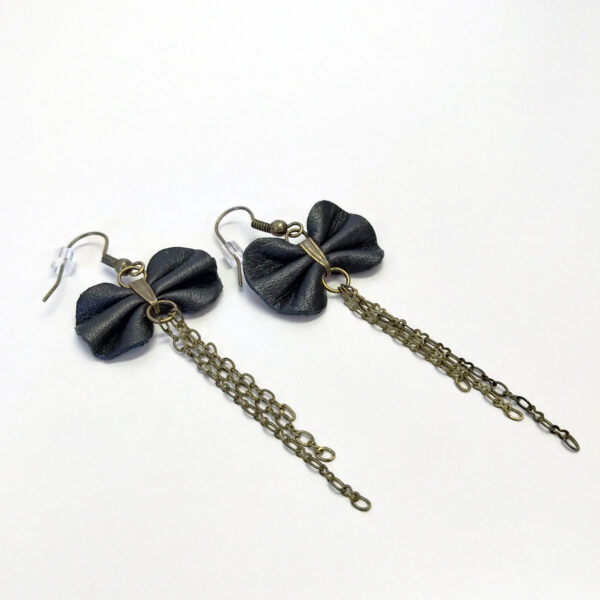 Boucle d'oreille en cuir recyclé noir et chaîne bronze - Image 4