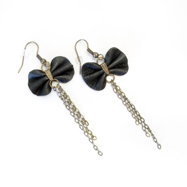 Boucle d'oreille en cuir recyclé noir et chaîne bronze - Image 2