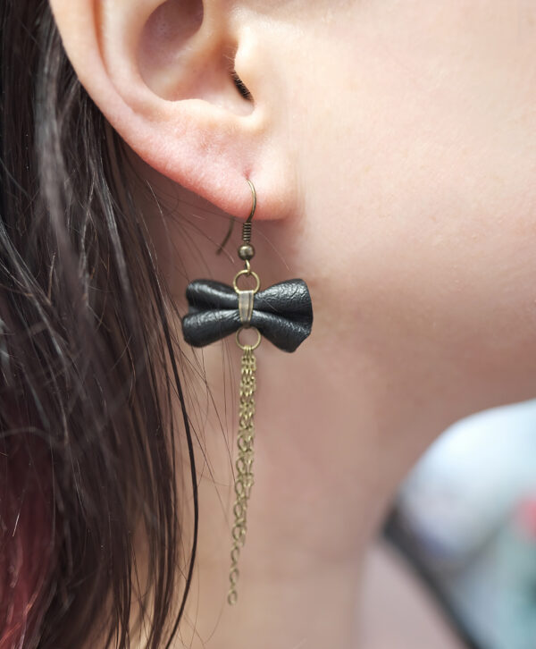 Boucle d'oreille en cuir recyclé noir et chaîne bronze - Image 6