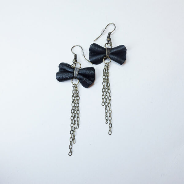 Boucle d'oreille en cuir recyclé noir et chaîne bronze - Image 7