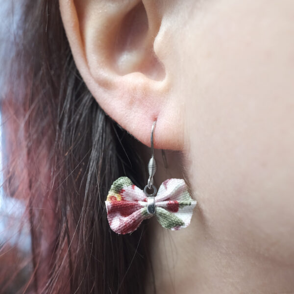 Boucle d'oreille courte à noeud - rose, crème et vert - Image 2