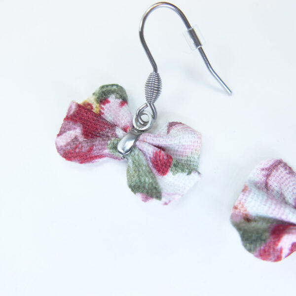 Boucle d'oreille courte à noeud - rose, crème et vert - Image 5