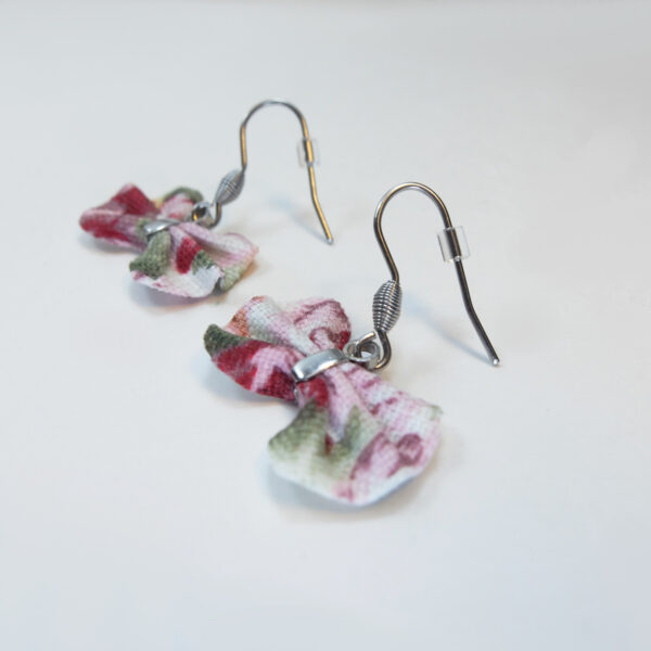 Boucle d'oreille courte à noeud - rose, crème et vert - Image 3