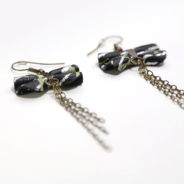 Boucle d'oreille en cuir récupéré - Noeud noir, vert et argent - Image 5