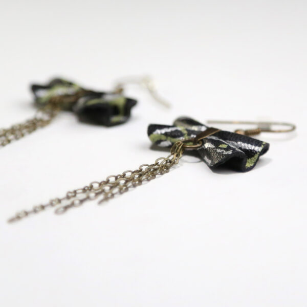Boucle d'oreille en cuir récupéré - Noeud noir, vert et argent - Image 6