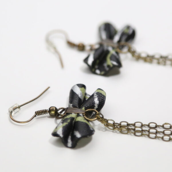 Boucle d'oreille en cuir récupéré - Noeud noir, vert et argent - Image 4