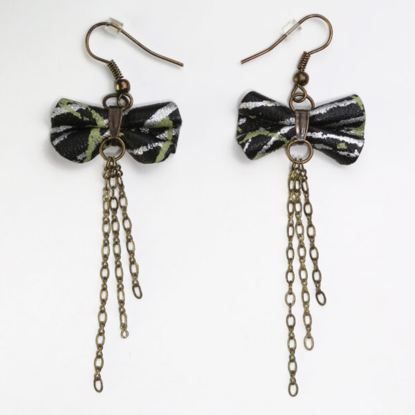 Boucle d'oreille en cuir récupéré - Noeud noir, vert et argent - Image 3