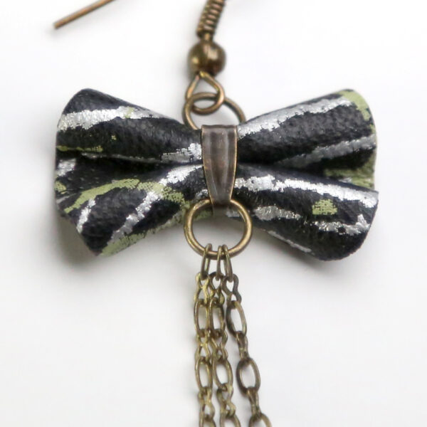 Boucle d'oreille en cuir récupéré - Noeud noir, vert et argent - Image 7