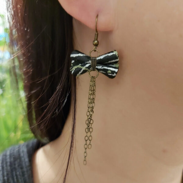 Boucle d'oreille en cuir récupéré - Noeud noir, vert et argent - Image 2