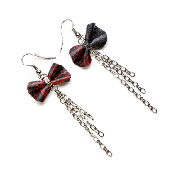 Boucles d'oreilles asymétriques - Noeud en cuir noir et rouge