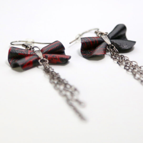Boucles d'oreilles asymétriques - Noeud en cuir noir et rouge - Image 5