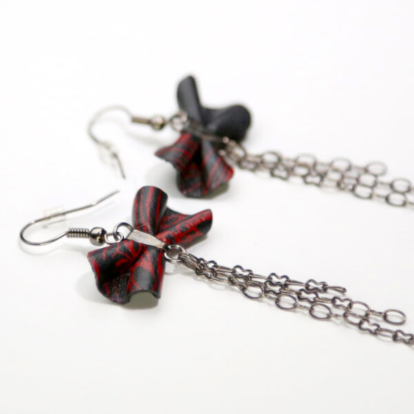 Boucles d'oreilles asymétriques - Noeud en cuir noir et rouge - Image 4