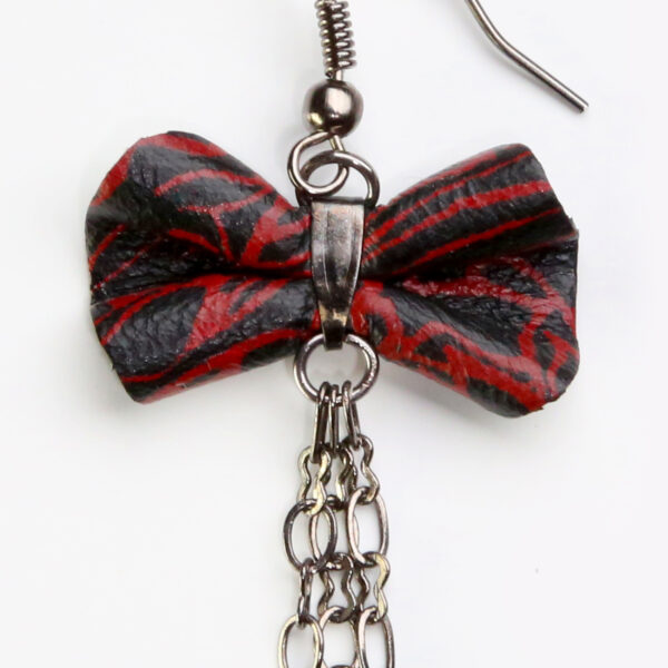 Boucles d'oreilles asymétriques - Noeud en cuir noir et rouge - Image 6