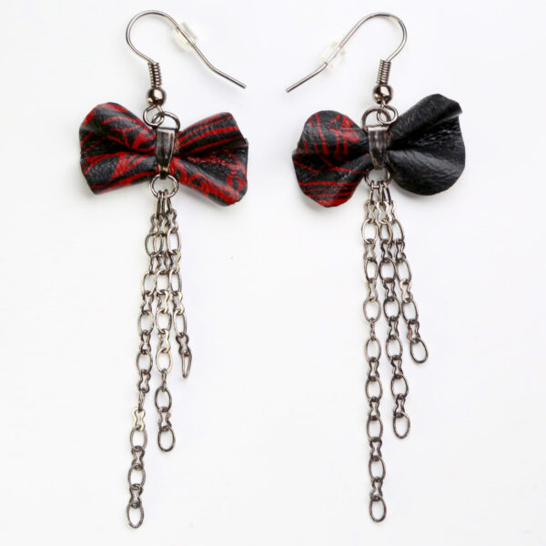Boucles d'oreilles asymétriques - Noeud en cuir noir et rouge - Image 3