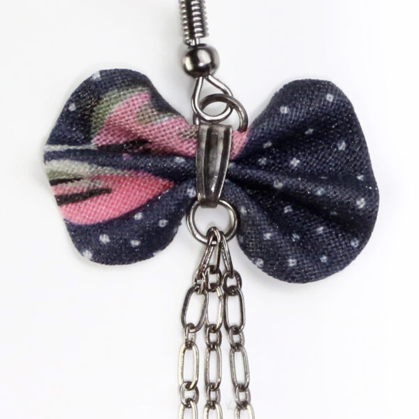 Boucles d'oreilles dépareillées - Noeud en tissus pois/fleurs - Image 8