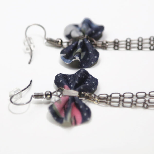 Boucles d'oreilles dépareillées - Noeud en tissus pois/fleurs - Image 7