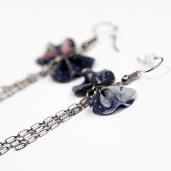 Boucles d'oreilles dépareillées - Noeud en tissus pois/fleurs - Image 6