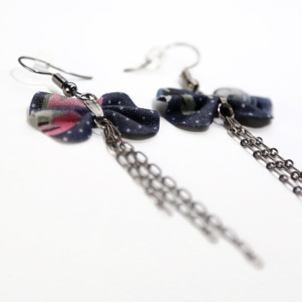 Boucles d'oreilles dépareillées - Noeud en tissus pois/fleurs - Image 5