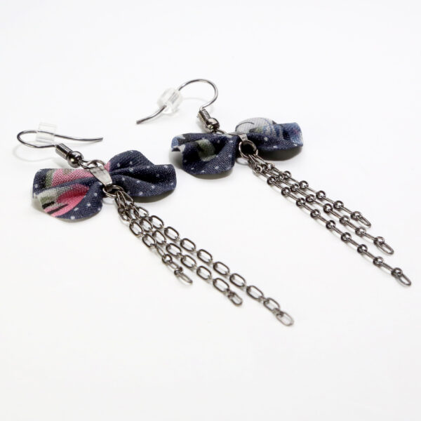 Boucles d'oreilles dépareillées - Noeud en tissus pois/fleurs - Image 4