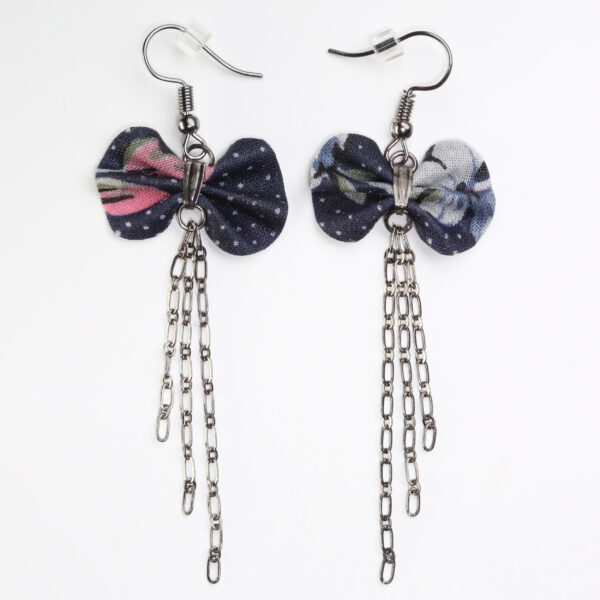 Boucles d'oreilles dépareillées - Noeud en tissus pois/fleurs - Image 3