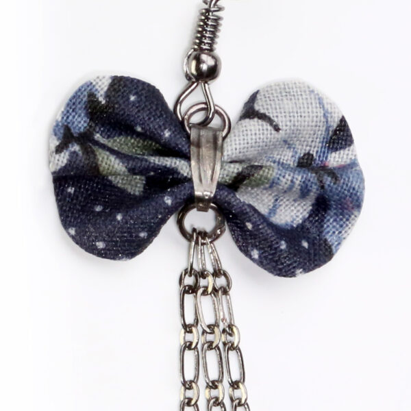 Boucles d'oreilles dépareillées - Noeud en tissus pois/fleurs - Image 9