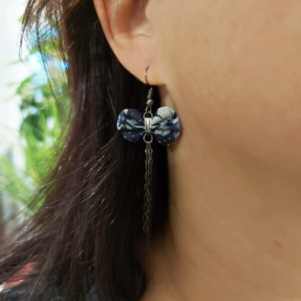 Boucles d'oreilles dépareillées - Noeud en tissus pois/fleurs - Image 2