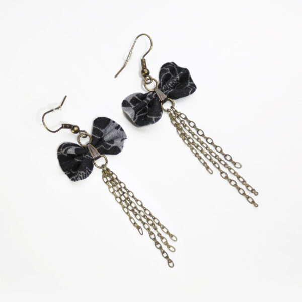 Boucle d'oreille fait main - Noeud en tissus noir et gris - Image 8